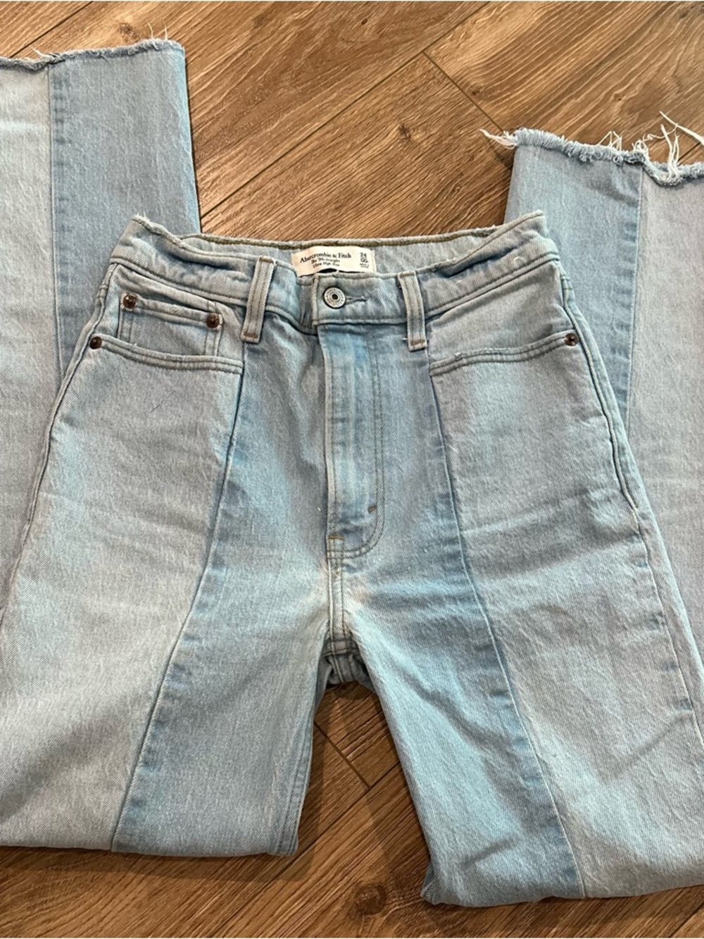 Aberrombie & Fitch
The 90s Straight Ultra High Rise
